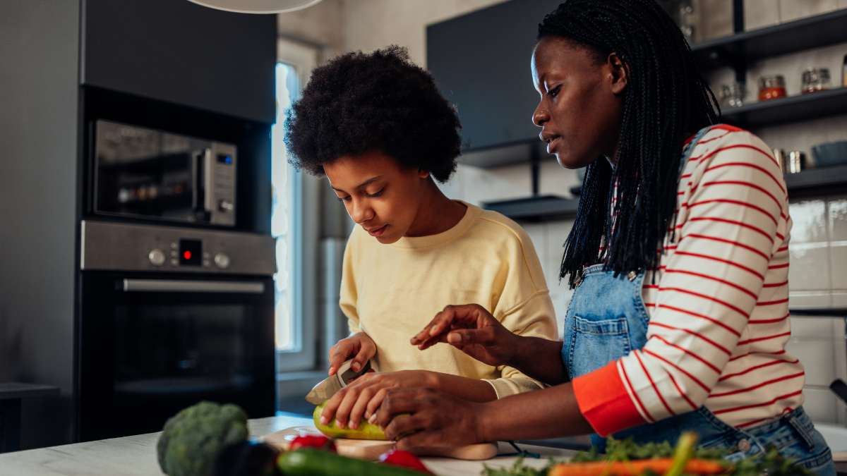 Mom with kids sitting at a laptop ready to plan homeschool week.